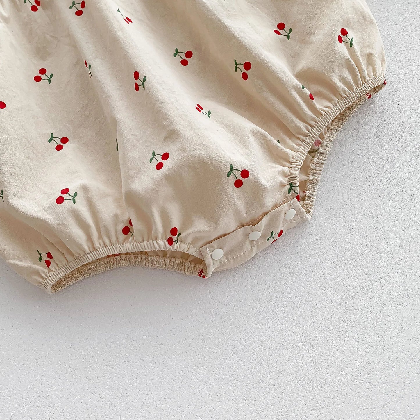 Neue 2025, Herbst Baby Kleidung Süße Kirsche Gedruckt Mädchen Body Neugeborenen Peter Pan Kragen Prinzessin Kleidung Kleinkind Ein Stück.