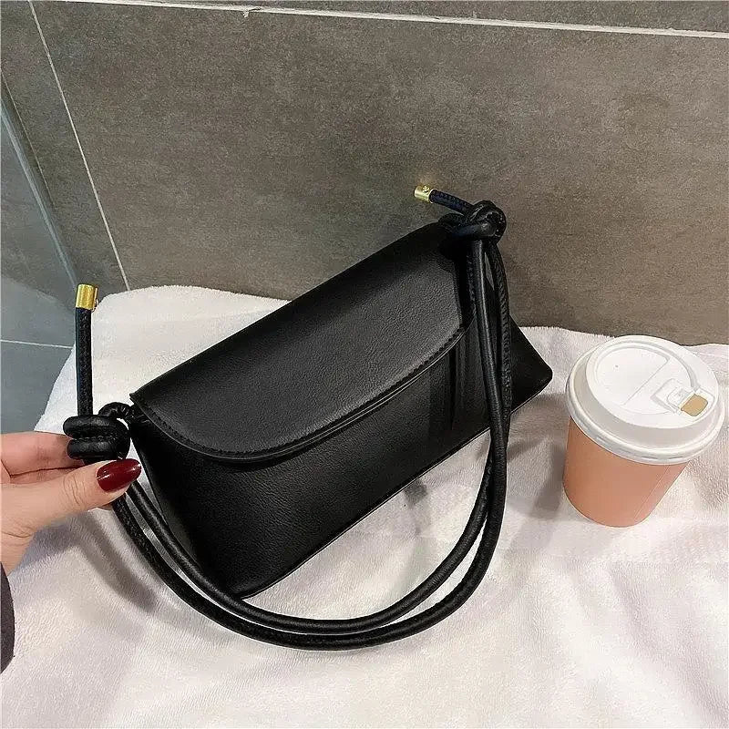 Internet celebrity retro small bag for women in autumn and winter, new trendy crossbody bag, fashionable one shoulder small bag.