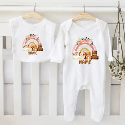 Personalisierte Baby-Lätzchen und Strampler, 2-teiliges Set, individuelles Tier mit Namen, Baby-Baumwoll-Lätzchen, Neugeborenen-Overall, Wild One-Geschenke für die Babyparty.