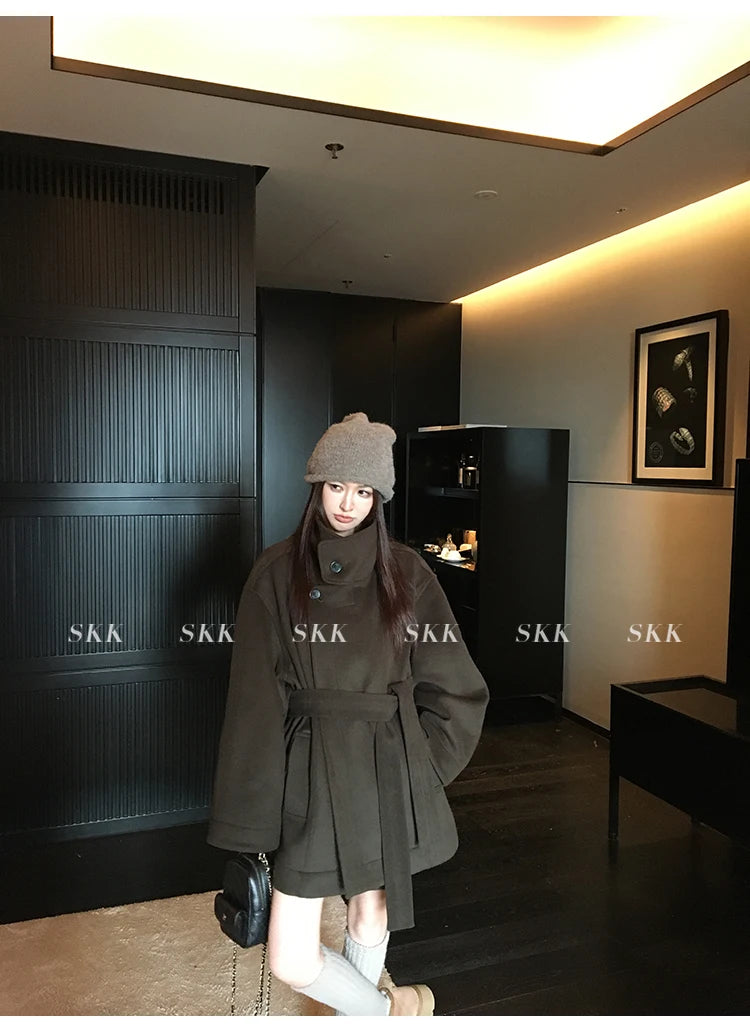 MiiiiX Lässiger Stehkragen, lockerer Wollmantel, mittellang, vielseitige Jacke, Schnür-Taille, Oberbekleidung, 2024, Herbst-Damenkleidung