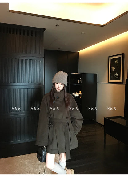 MiiiiX Lässiger Stehkragen, lockerer Wollmantel, mittellang, vielseitige Jacke, Schnür-Taille, Oberbekleidung, 2024, Herbst-Damenkleidung