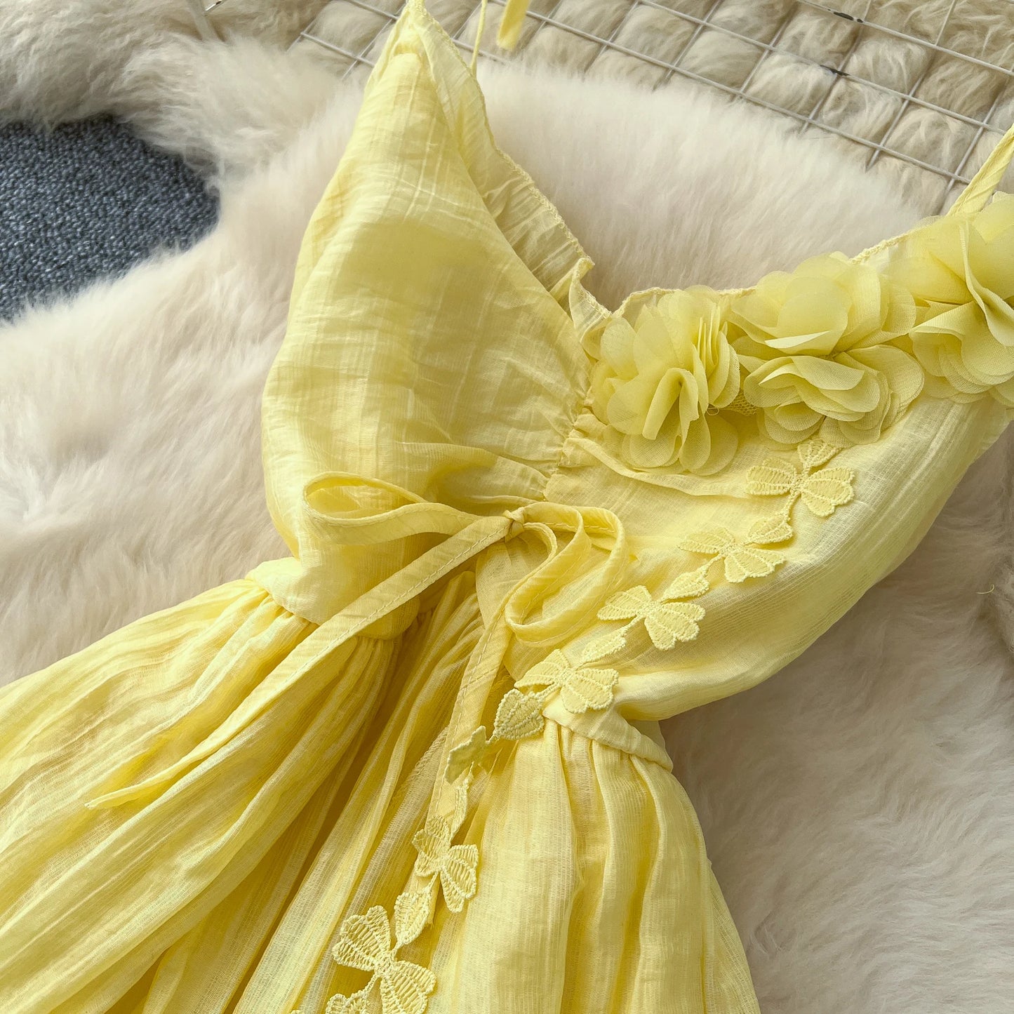 SINGREINY 2025, süßes Sommerkleid für Damen, Spaghettiträger, plissiert, 3D-Blumenmuster, schickes Sommerkleid, Fairycore, unregelmäßiges Kleid.