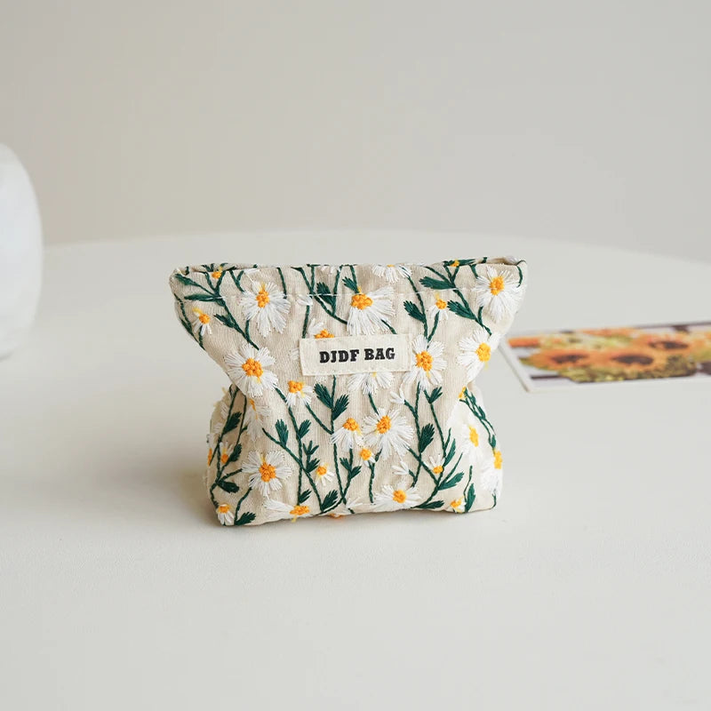 White Embroidery Daisy Women's Makeup Bag Portable Coin Purse Key Case Cosmetics Lipstick Storage Bag Commuter Liner Bag Ins.