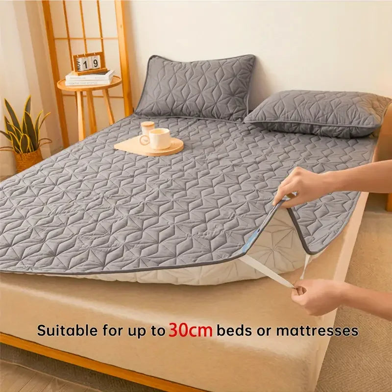 Waterproof Mattress Protector - Breathable Noiseless Mattress Cover Pad with 4 Elastic Corner Straps Fits up to 40 cm deep.