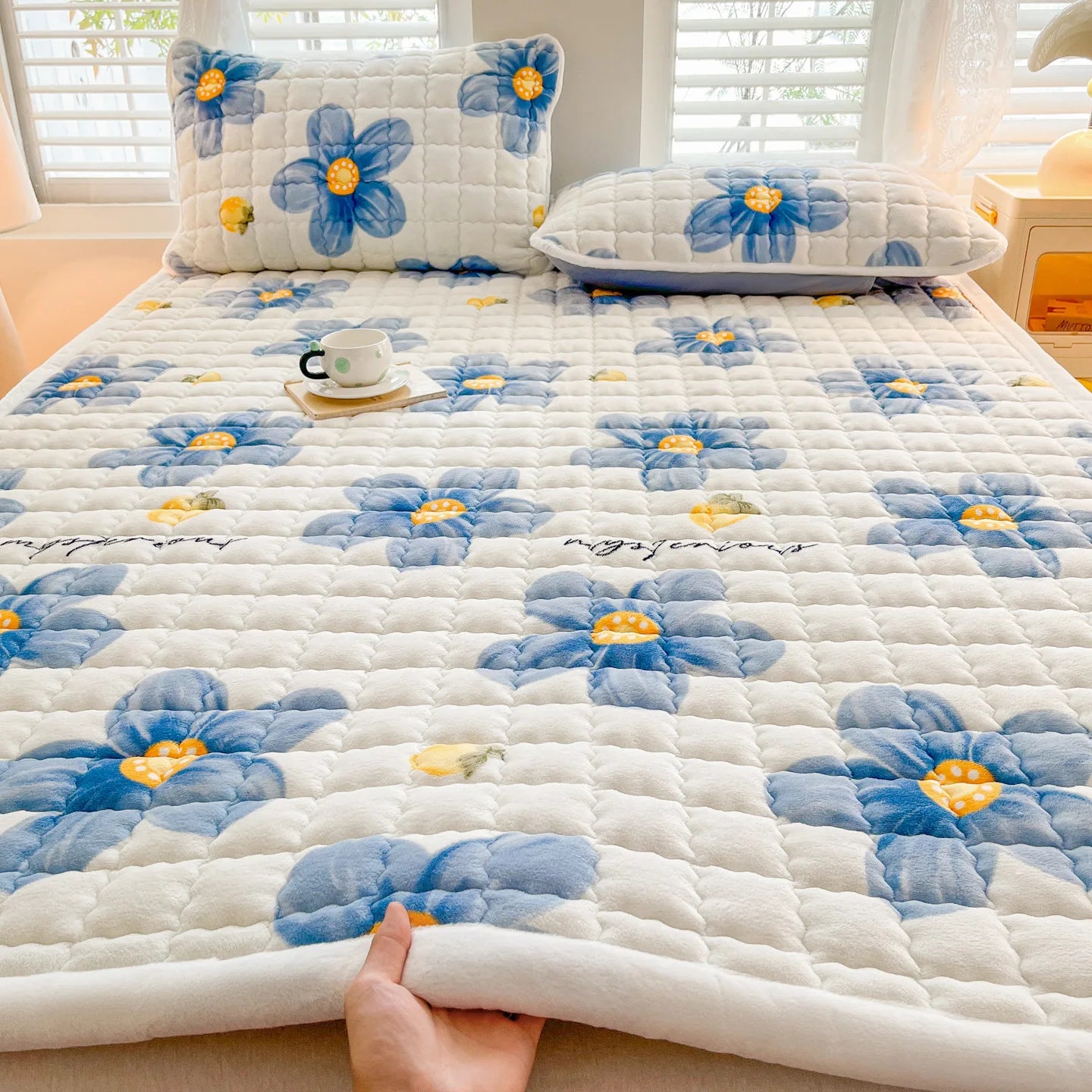 Winter Milk Velvet Mattress Toppers Thicken Quilted Bedsheet Student Bedspreads Washable Mattress Cover Queen Bedding Coverlets