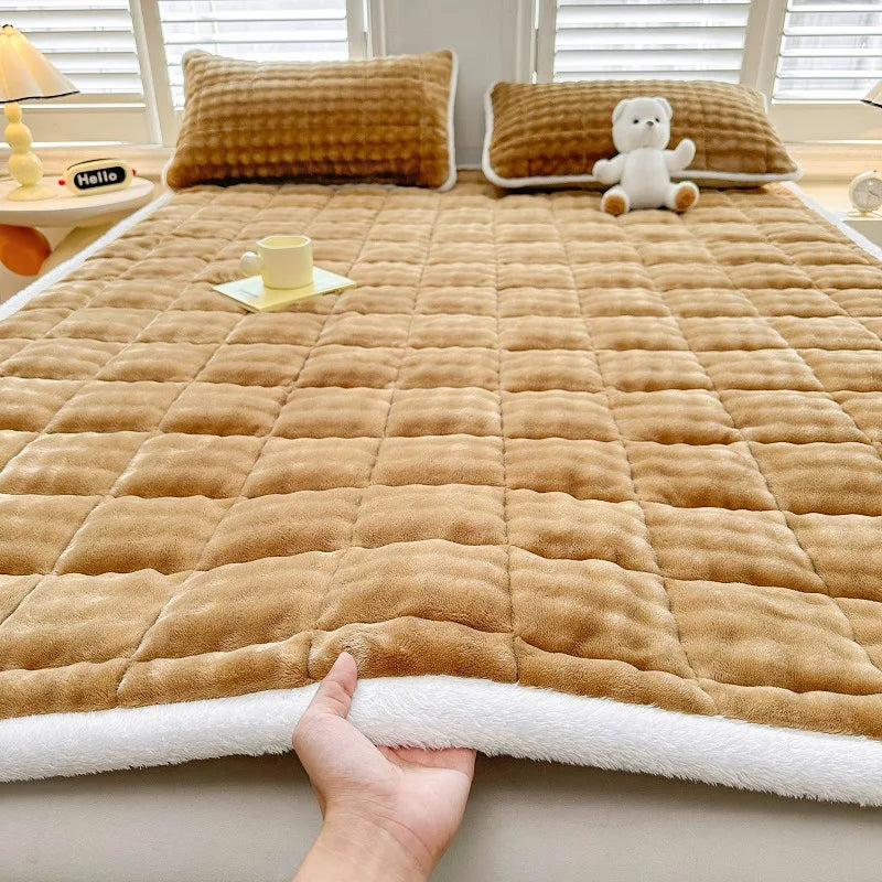 Warm Mattress Topper Quilted Bed Mat Cover Velvet Bed Linen Plush Mattress Protection Pad Матрасы Для Кровати (No Pillowcase).