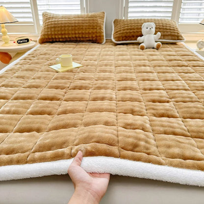 Warm Mattress Topper Quilted Bed Mat Cover Velvet Bed Linen Plush Mattress Protection Pad Матрасы Для Кровати (No Pillowcase).