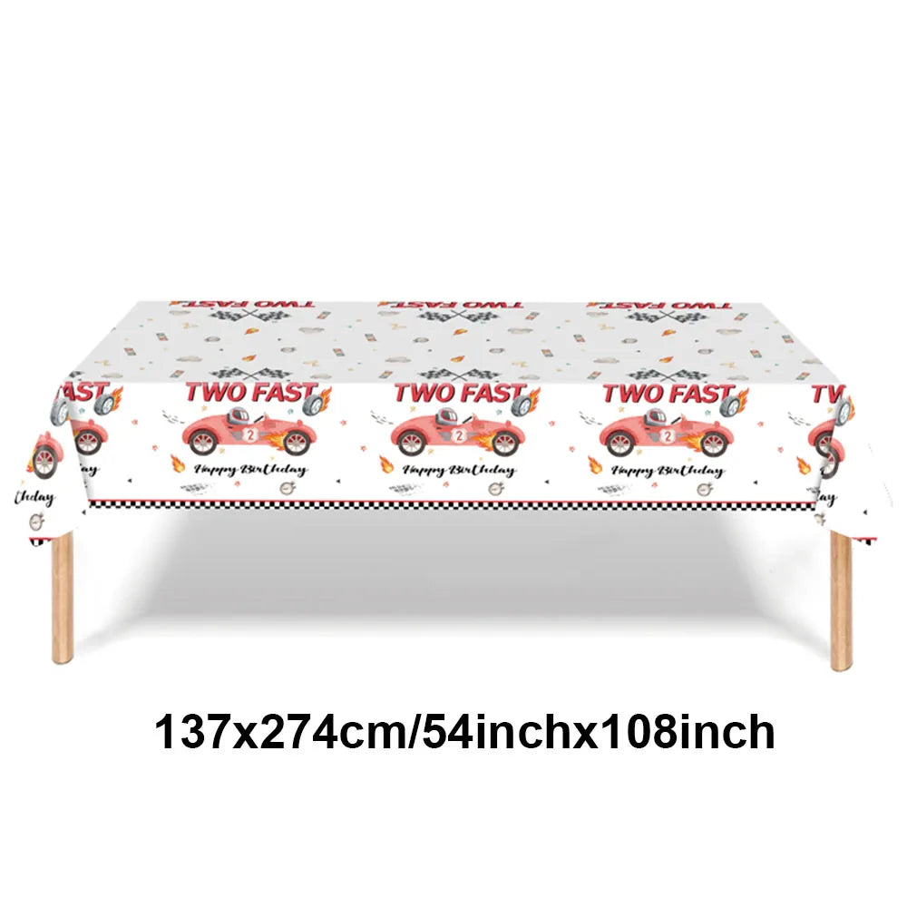 Rennwagen-Thema, zwei schnelle Jungen, Partydekorationen zum 2. Geburtstag für Rennwagen, karierte Flaggen, Rennrad, Einweggeschirr.