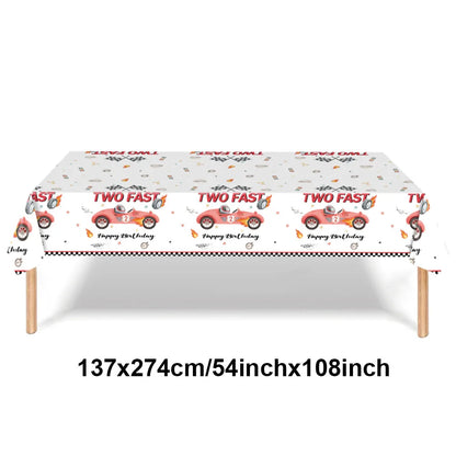 Rennwagen-Thema, zwei schnelle Jungen, Partydekorationen zum 2. Geburtstag für Rennwagen, karierte Flaggen, Rennrad, Einweggeschirr.