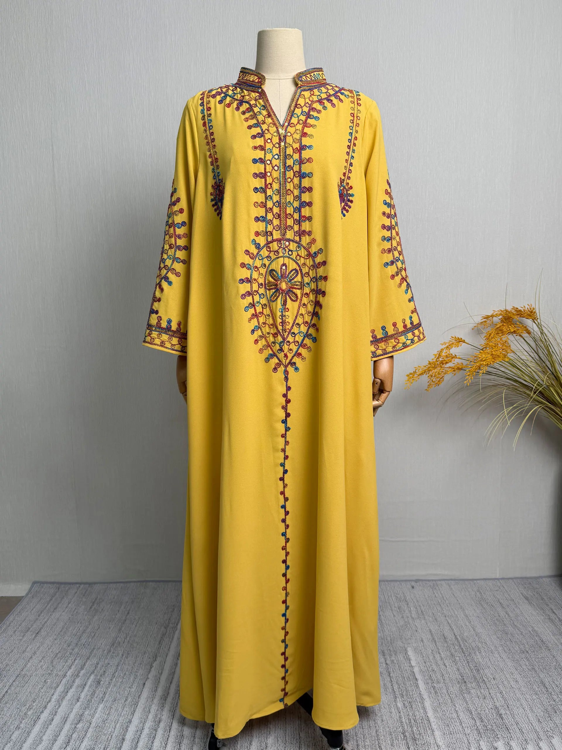 Dubai 2025 Hot Sell Moroccan Islam Women Style Yellow Abaya Intricate Hand Embroidered Patterns for Arabian Cultural Gatherings.