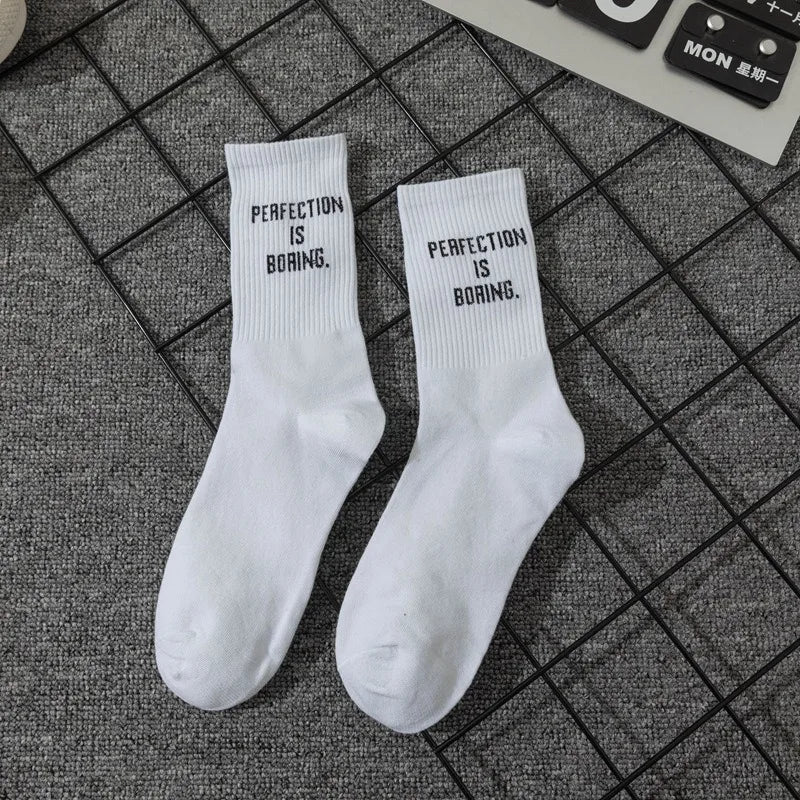 Simple European and American street letters white men's and women's socks sports hip hop college style socks.