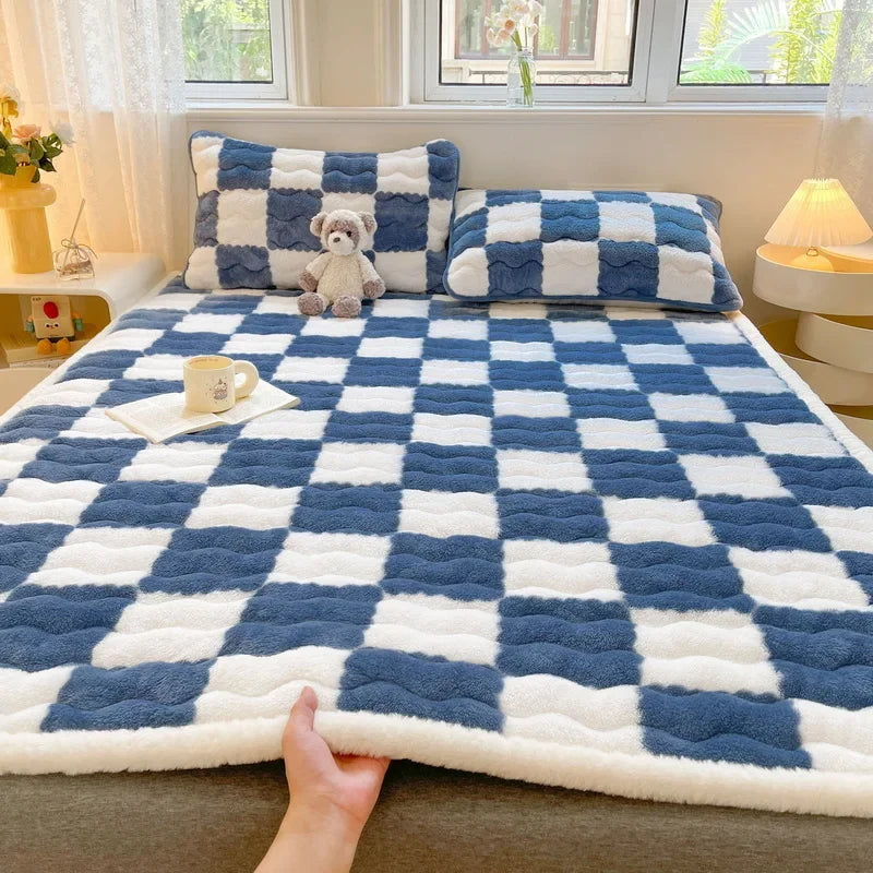Checkered A-Class Thick Quilted Mattress 1 Pcs Warm Antibacterial Bed Pad for Autumn Winter Super Soft Fits Mattress for Single.