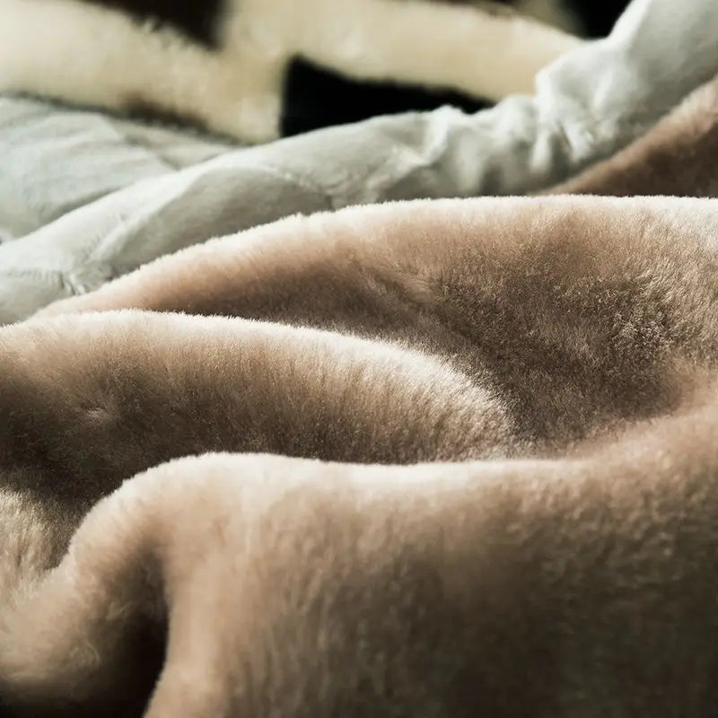 Winter Raschel Blankets Thickened Soft Comfortable and Fluffy Plush Quilt Home Multifunctional Single Person Double Warm Blanket.