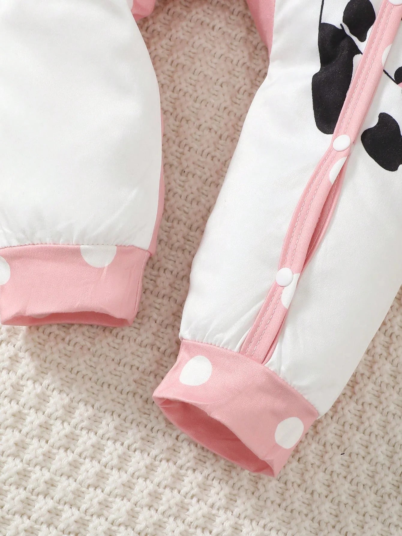 Neuer Baby-Body mit langen Ärmeln, niedliche kleine Kuh, kreisförmige Punkte, Overall + Hut + Drool-Handtuch, 3 Teil/Set, 0–18 Monate Baby-Krabbelanzug.