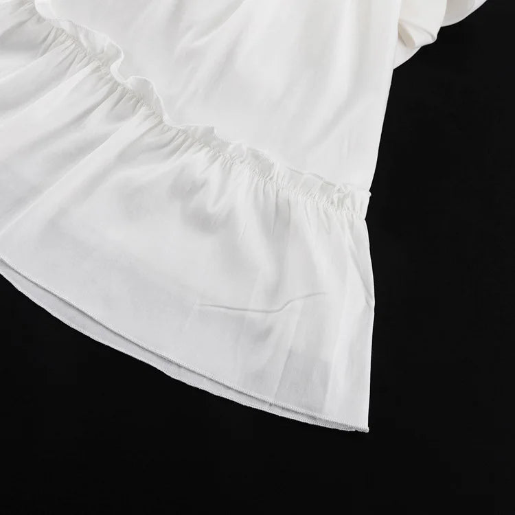 Glänzendes gekräuseltes weißes Mini kleid mit V-Ausschnitt, weibliches Patchwork, langärmliges, elegantes Verband-Mode kleid, hoch tailliertes Schnür kleid für Frauen
