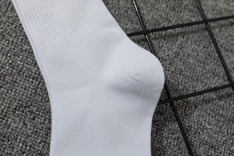 Simple European and American street letters white men's and women's socks sports hip hop college style socks.