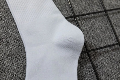 Simple European and American street letters white men's and women's socks sports hip hop college style socks.
