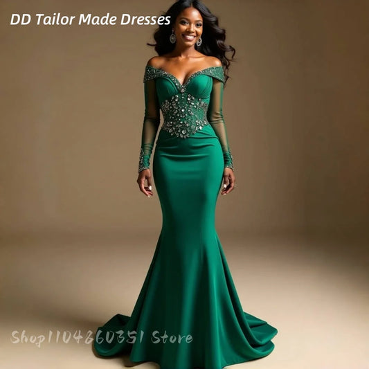 Smaragdgrünes Satin-Meerjungfrau-Abendkleid mit Kristallperlen, schulterfrei, lange Ärmel, schmales formelles Anlasskleid, maßgeschneiderte Abschlussballkleidung.
