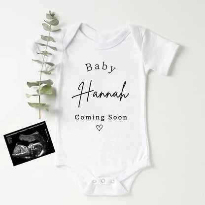 Personalisierter Baby-Body zur Schwangerschaftsankündigung, individueller Baby-Name, der bald kommt, Strampler aus Baumwolle, personalisierter Kleinkind-Overall.