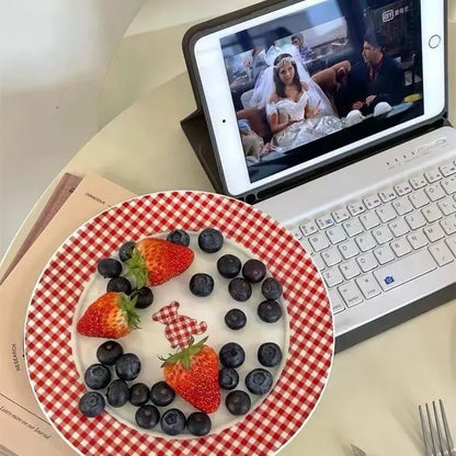 INS High Beauty Plate Vintage French Red Checkered Bear Plate Cute Ceramic Round Plate Dessert Breakfast Creative Dish Circular.