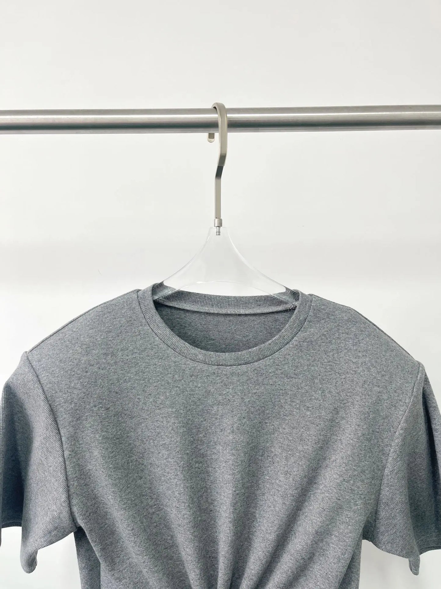 Y2K knotted twist knitted threaded round neck Top women fashionable and versatile navel padded shoulder short-sleeved T-shirt.