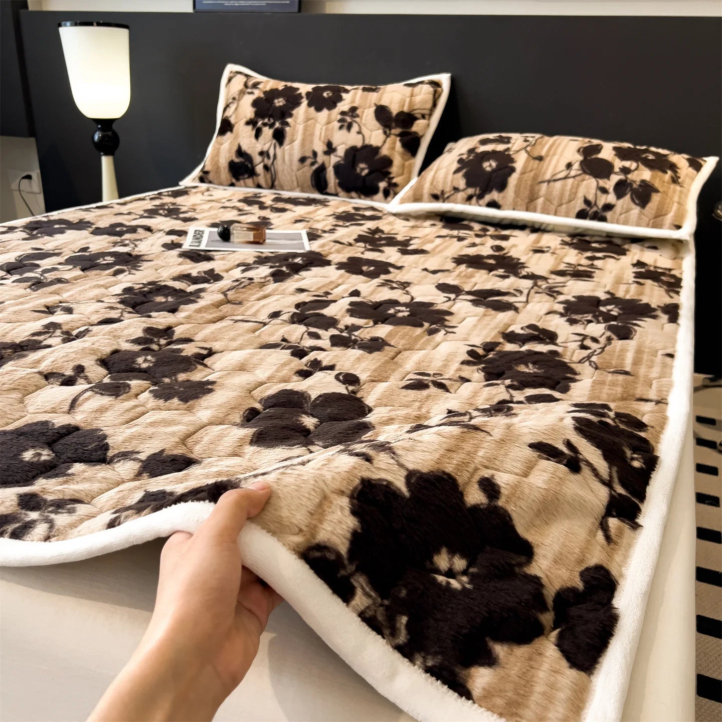 Winter Warm Velvet Mattress Cover Home Dormitory Soft Thick Quilted Bed Sheets Queen Size Bed Cover Fold Tatami Mat Bedspread.