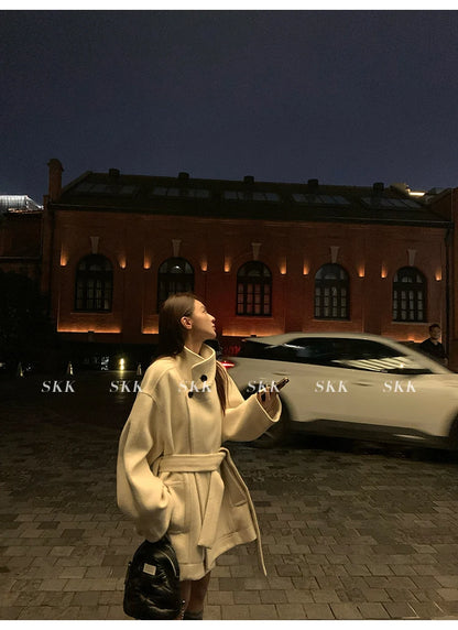 MiiiiX Lässiger Stehkragen, lockerer Wollmantel, mittellang, vielseitige Jacke, Schnür-Taille, Oberbekleidung, 2024, Herbst-Damenkleidung