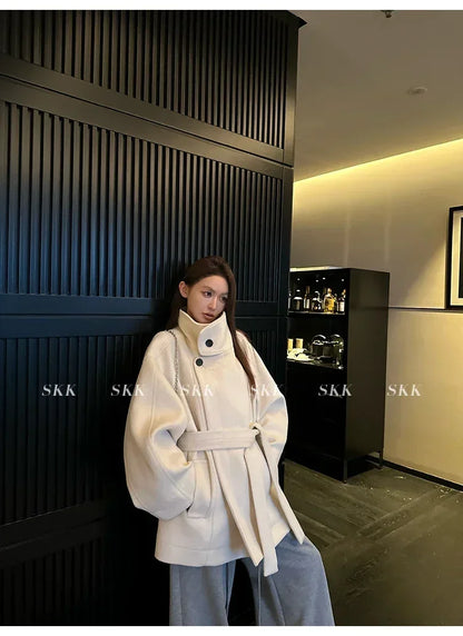 MiiiiX Lässiger Stehkragen, lockerer Wollmantel, mittellang, vielseitige Jacke, Schnür-Taille, Oberbekleidung, 2024, Herbst-Damenkleidung