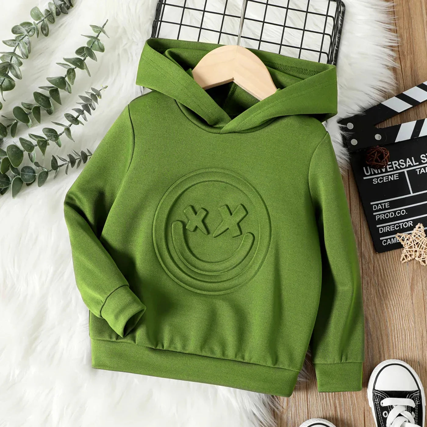 2-teiliges Set aus langärmligem Grafik-Hoodie und Jogginghose für Babys.