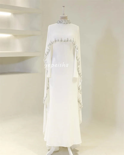 Maßgeschneiderte, moderne, komplizierte Jersey-Kleider mit Rüschen und Strasssteinen, geradem, hohem Kragen, lange Kleider, maßgeschneiderte Anlasskleider, klassisch.