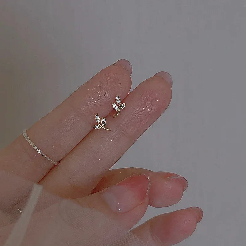 925 Silver Needle Mini Snowflake Flower Cubic Zirconia Earrings Ear Bone Nail Piercing Ear Jewelry Children's Earrings.