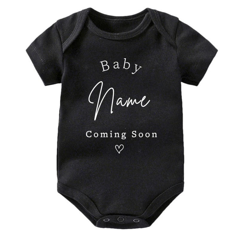 Personalisierter Baby-Body zur Schwangerschaftsankündigung, individueller Baby-Name, der bald kommt, Strampler aus Baumwolle, personalisierter Kleinkind-Overall.
