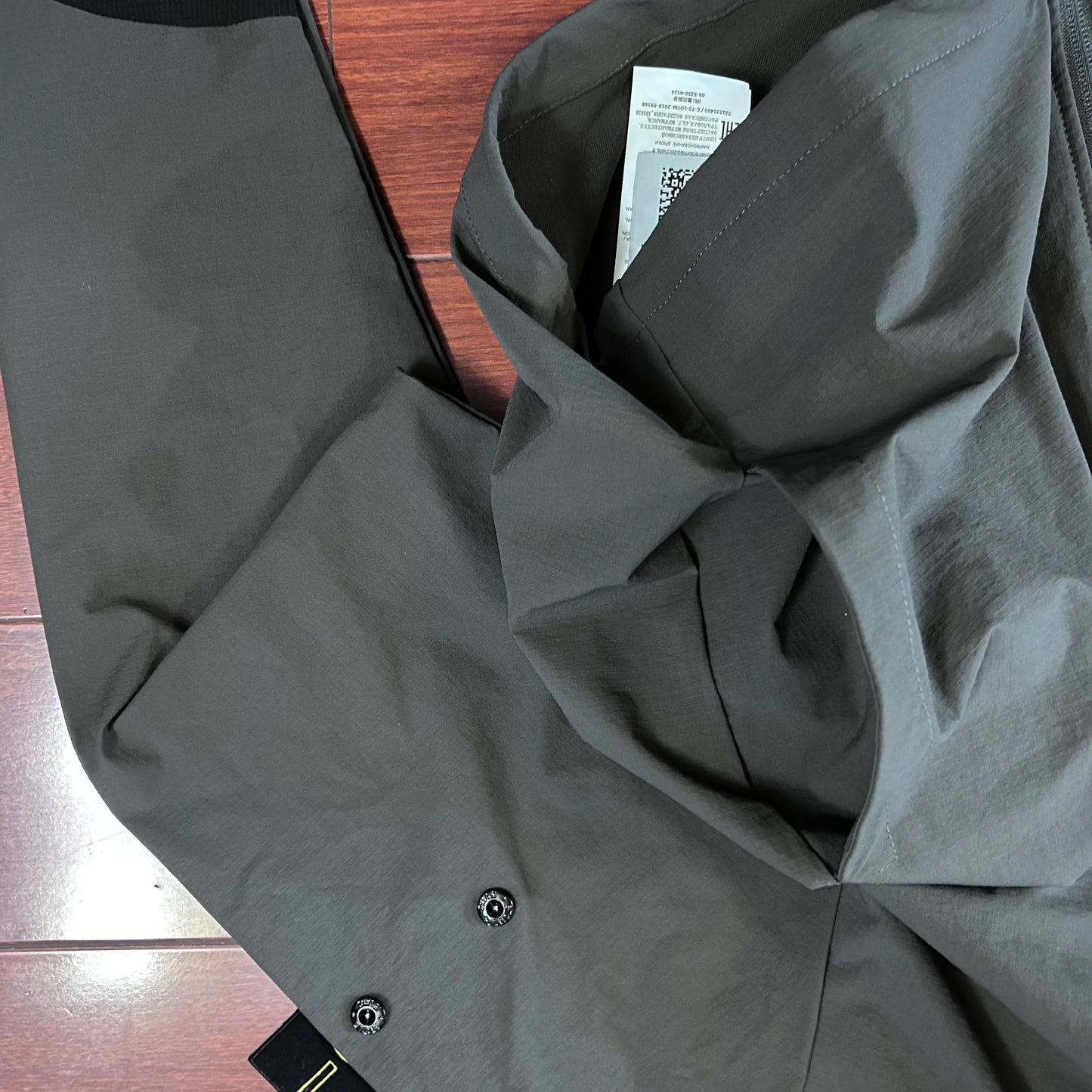 Compass Button Patch Italian Luxury Style Men's Lightweight Windbreaker Jacket Zippered Suitable For Outdoor Sports And Hiking.