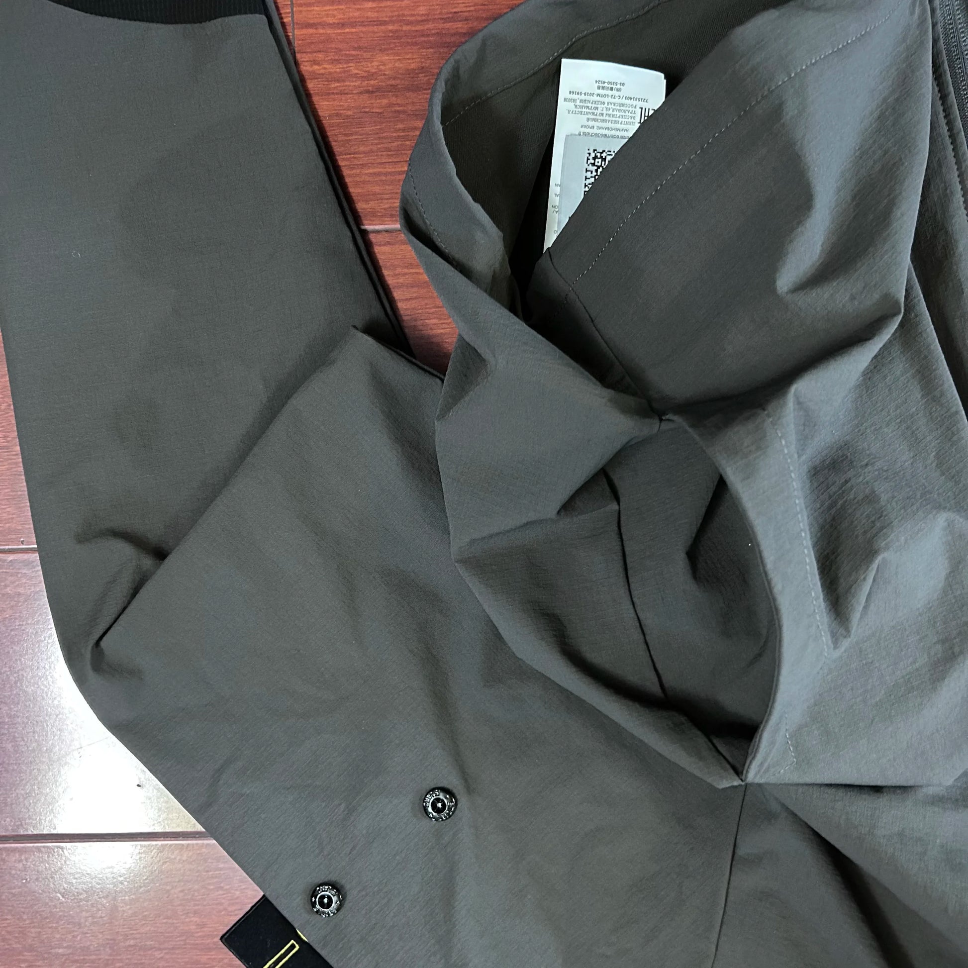 Compass Button Patch Italian Luxury Style Men's Lightweight Windbreaker Jacket Zippered Suitable For Outdoor Sports And Hiking.