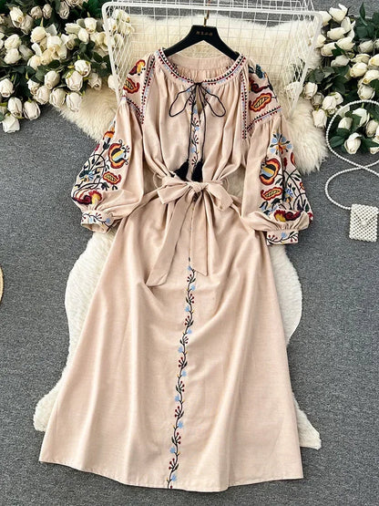 Frauen Frühling Herbst Kleid Vintage Ethnischen Stil Laterne Langarm Bestickt Rundhals Schlank A-linie Baumwolle Leinen Kleid D4930