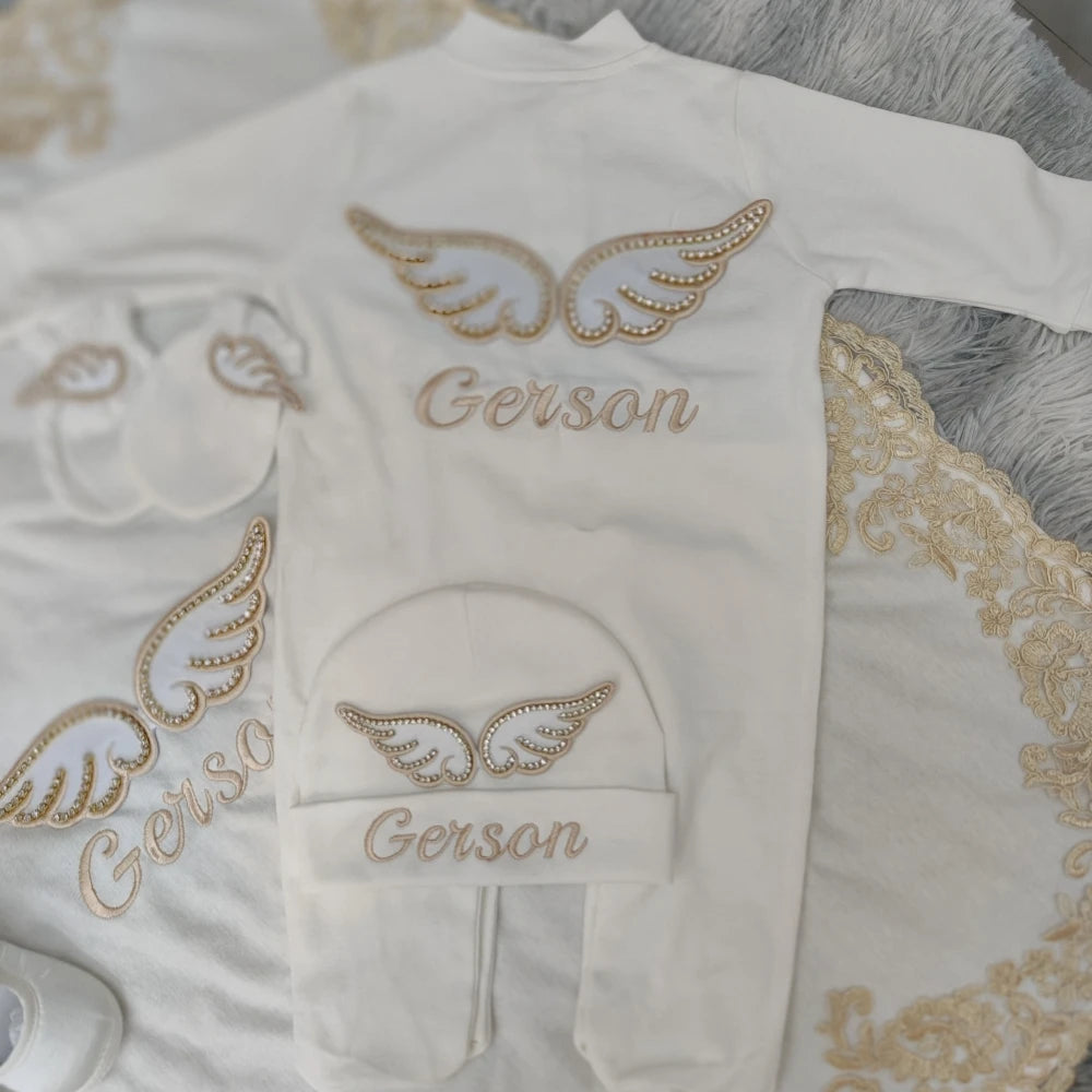Baby Gold Angle Wings Einzigartige wesentliche Geschenkbox Personalisierter Name Strampler Set Kissen Decke Babyausstattung Outfit Geschlecht offenbaren Geschenke.