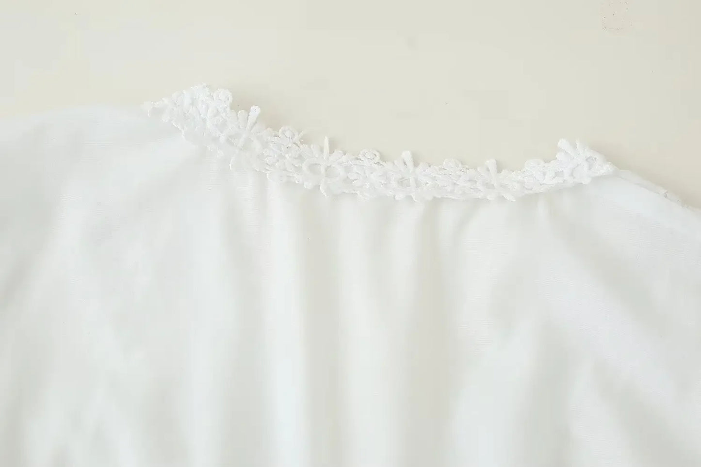 Modisches Slim-Fit-Midikleid mit V-Ausschnitt für Damen, Sommer 2022, aushöhlen, Spitzenbesatz, elegantes Kleid J5C226, knielang.