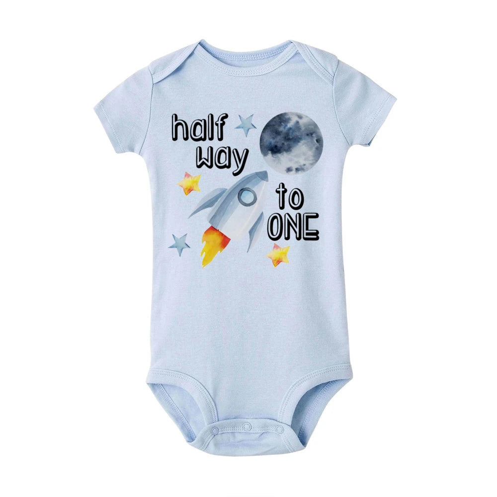 Halber Geburtstag Junge Raum Stram pler auf halbem Weg zu einem halben Body Baby 6 Monate altes Outfit 6 Monate Fotoshooting Raum 1/2 Geburtstag Shirt.