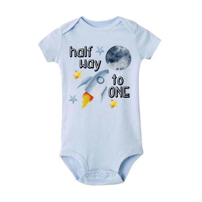 Halber Geburtstag Junge Raum Stram pler auf halbem Weg zu einem halben Body Baby 6 Monate altes Outfit 6 Monate Fotoshooting Raum 1/2 Geburtstag Shirt.