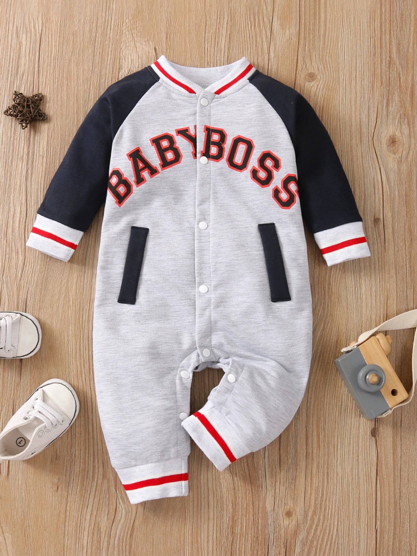 Modischer, langärmliger, süßer und personalisierter Baby-Jungen-Overall mit Rundhalsausschnitt und Buchstabendruck.