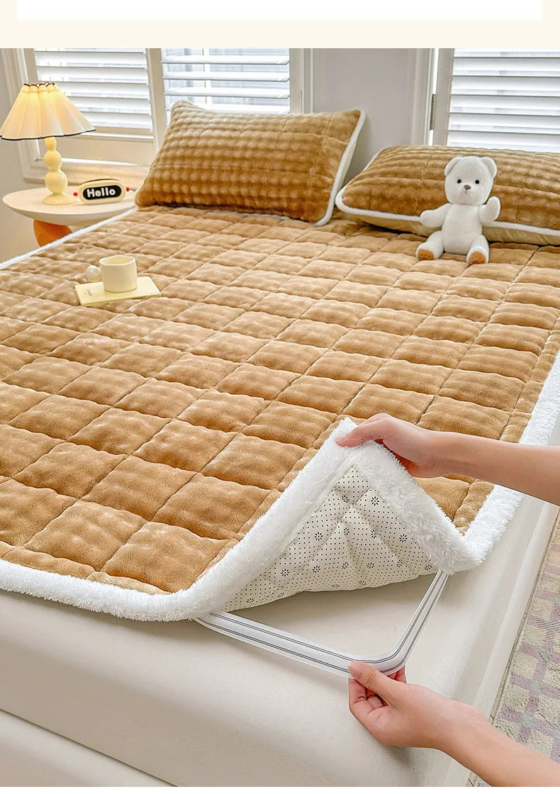 Warm Mattress Topper Quilted Bed Mat Cover Velvet Bed Linen Plush Mattress Protection Pad Матрасы Для Кровати (No Pillowcase).