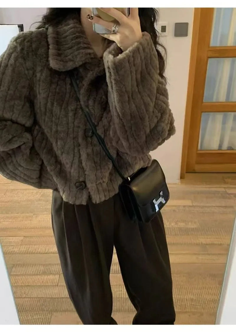 2025 Winter Fashion Stand Collar Warm Plush Short Jacket Women Autumn Retro Street Thickened Loose Harajuku Casual Short Jacket.