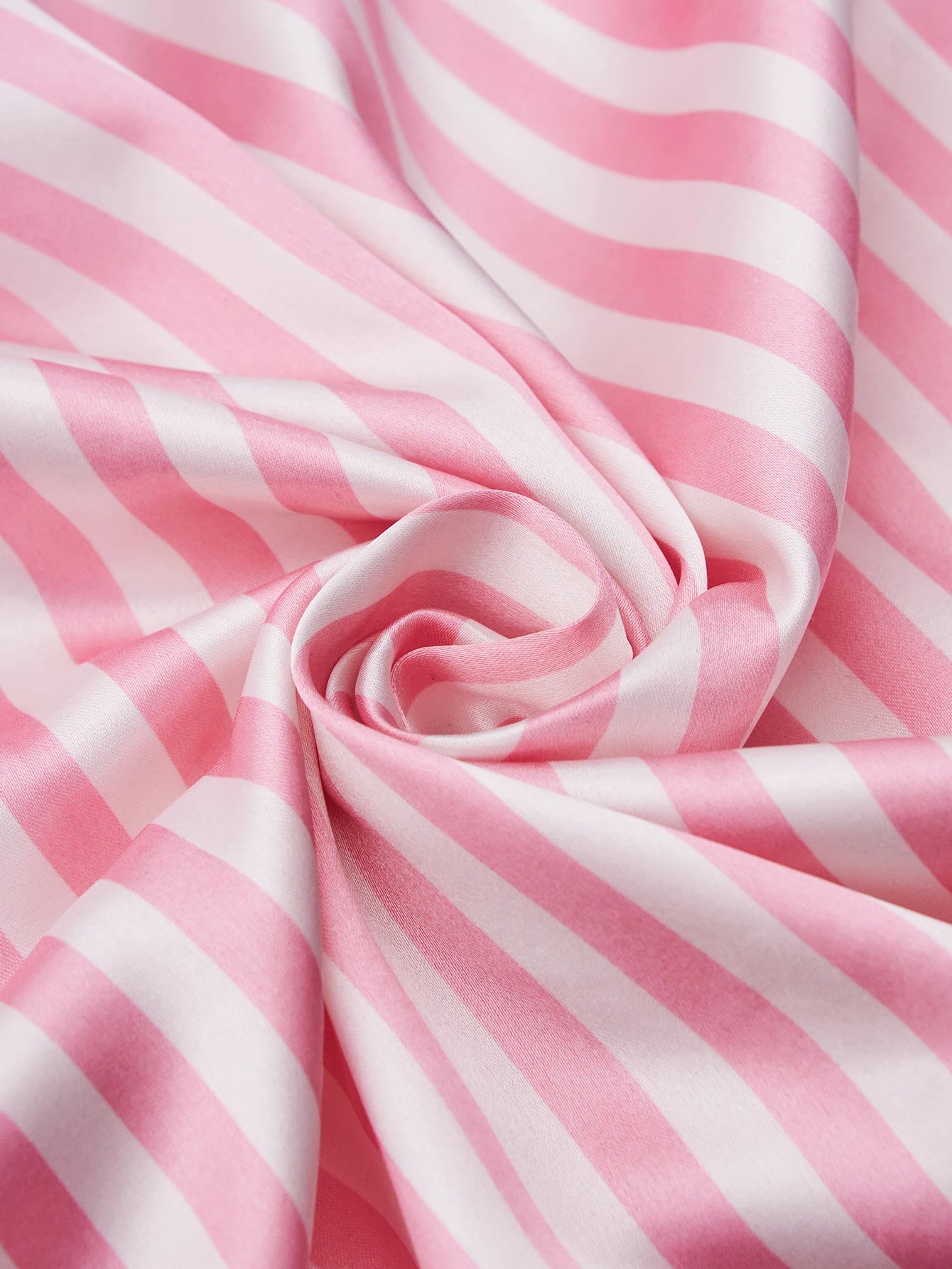 Klassisches Pyjama-Set mit gestreiftem Aufdruck und Taschenbuchstaben, kurzärmeligen langen Hosen, Satin-Nachtwäsche mit Reverskragen und Knopfdetail.