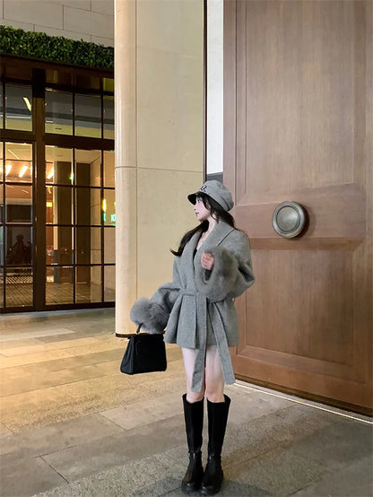 Grauer Wollmantel mit Krawatten-Taillenkollektion für Damen im Herbst und Winter 2024, neuer langärmeliger, lockerer High-End-Cape-Mantel, mittellanges Oberteil