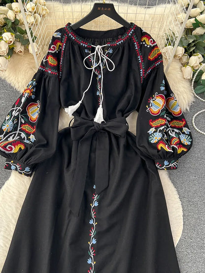 Frauen Frühling Herbst Kleid Vintage Ethnischen Stil Laterne Langarm Bestickt Rundhals Schlank A-linie Baumwolle Leinen Kleid D4930.