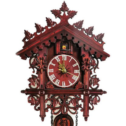 Vintage antike Wanduhr mit Kuckucksuhr und hölzernes Pendel, dekorierte Wanduhr