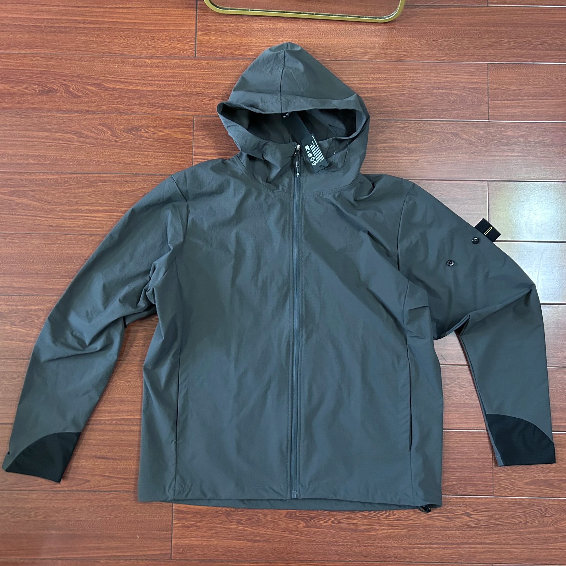 Compass Button Patch Italian Luxury Style Men's Lightweight Windbreaker Jacket Zippered Suitable For Outdoor Sports And Hiking.