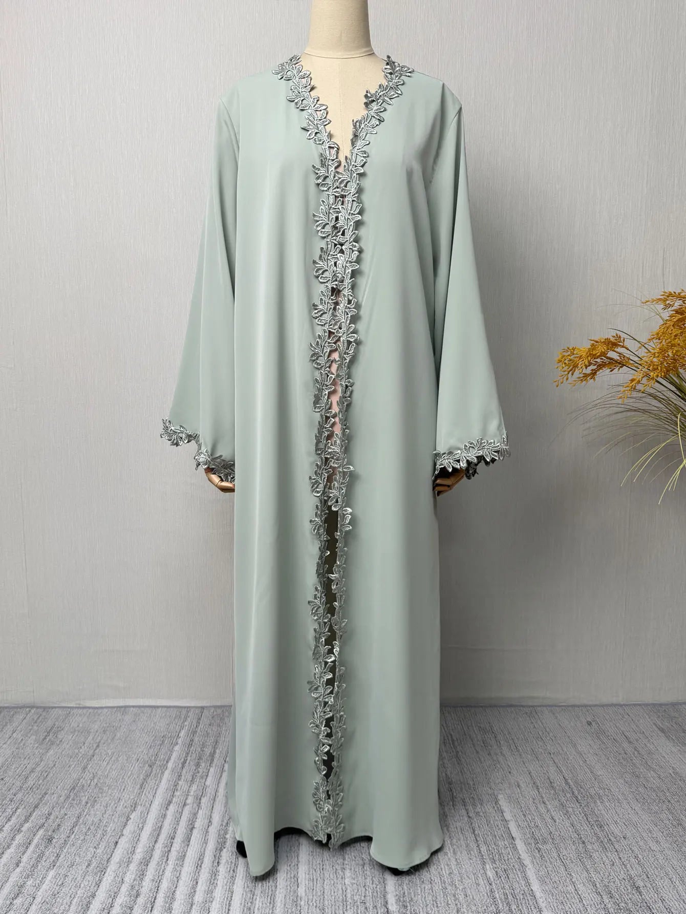 Dubai Elegante beige Abaya für muslimische Frauen – ingewöhnlich gefertigt mit mehrfarbigem Stickerei-Stück in islamischer bescheidener Mode.