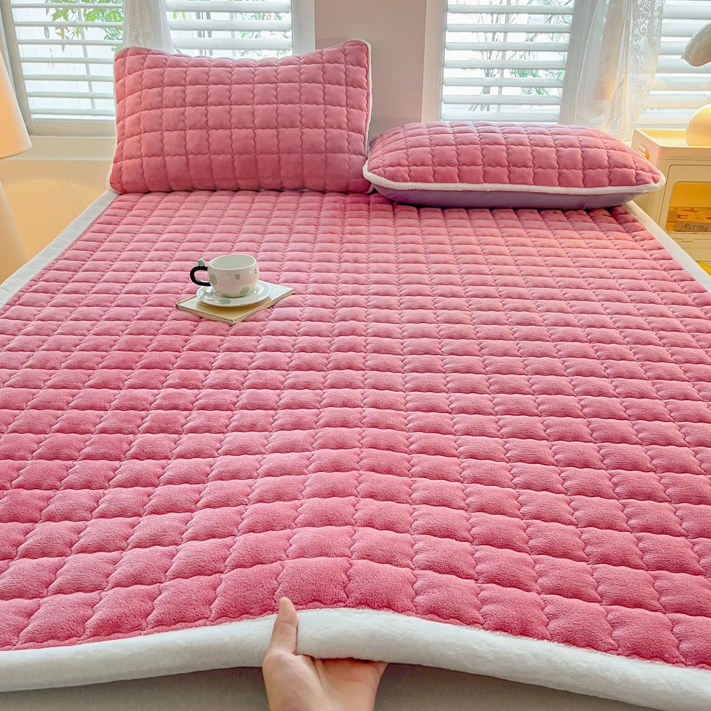 Winter Milk Velvet Mattress Toppers Thicken Quilted Bedsheet Student Bedspreads Washable Mattress Cover Queen Bedding Coverlets.