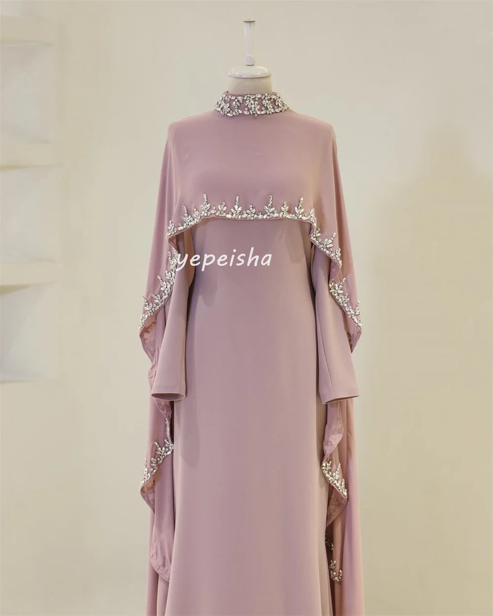 Maßgeschneiderte, moderne, komplizierte Jersey-Kleider mit Rüschen und Strasssteinen, geradem, hohem Kragen, lange Kleider, maßgeschneiderte Anlasskleider, klassisch.